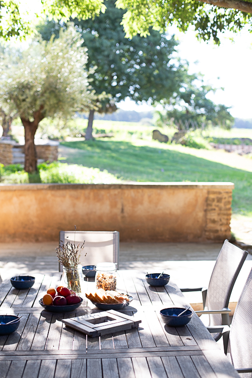 Petit déjeuner au soleil sur la terrasse du gite à l'ombre des arbres